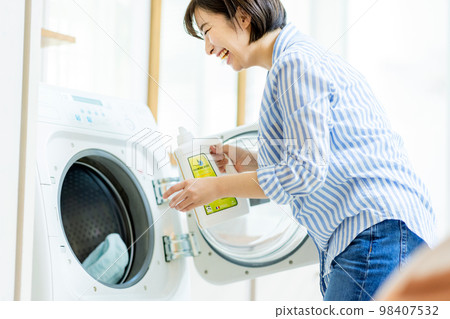 Woman doing the laundry 98407532