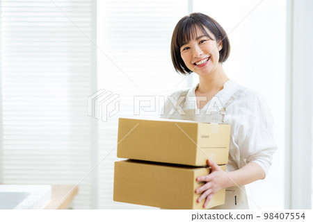 紙板的年輕女子 98407554