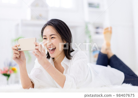 觀看女性智能手機視頻 98407675