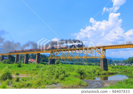 行駛在一戶橋上的磐越西線蒸汽機車 98407833