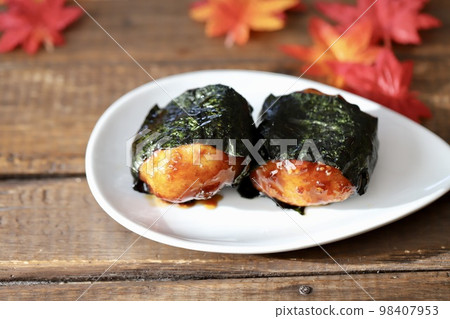 Sweet and spicy potato dumplings wrapped in seaweed 98407953