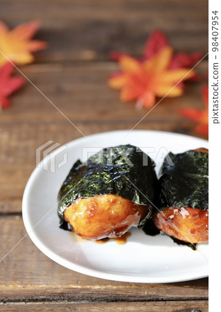 Sweet and spicy potato dumplings wrapped in seaweed Sweet and spicy potato dumplings wrapped in seaweed 98407954