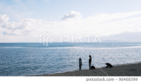 Silhouette of a family playing on the beach of the Seto Inland Sea Silhouette of a family playing on the beach of the Seto Inland Sea 98408399