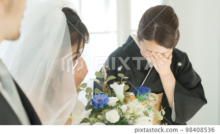 父母為女兒出嫁喜極而泣 98408536