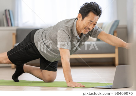 Man in his 50s training at home 98409070