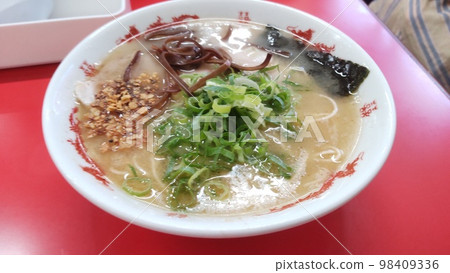 來自熊本縣玉名市四大玉名拉麵店之一的仙龍拉麵的豚骨拉麵。 來自熊本縣玉名市四大玉名拉麵店之一的仙龍拉麵的豚骨拉麵。 98409336