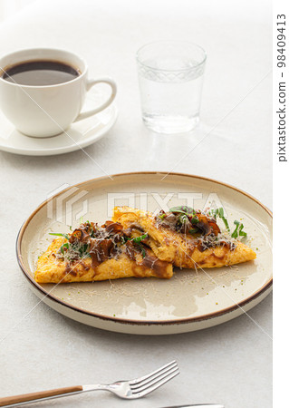 Omelette with mushrooms and cheese 98409413