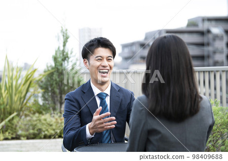 休息時交談的商務人士 98409688