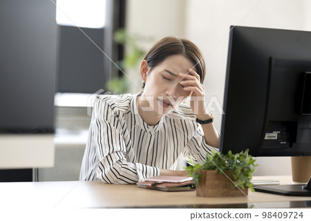 一個健康狀況不佳的女人 98409724