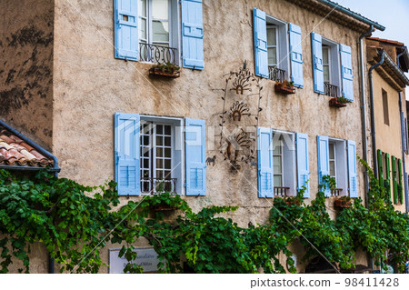 Moustiers Sainte Marie, Provence, Provence Alpes Cote d'Azur, France 98411428