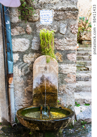 Moustiers Sainte Marie, Provence, Provence Alpes Cote d'Azur, France 98411433
