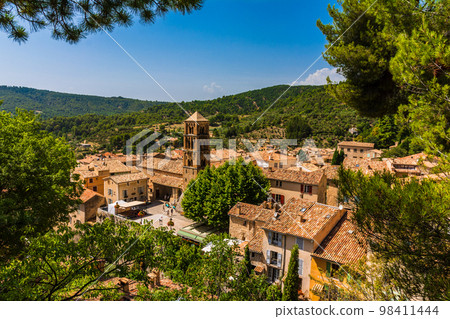 Moustiers Sainte Marie, Provence, Provence Alpes Cote d'Azur, France 98411444