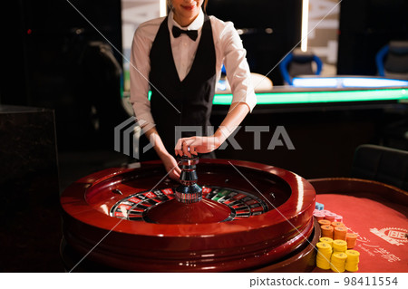 女性賭場荷官形象 98411554