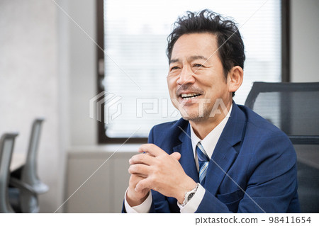 Image of middle-generation presidents and managers 98411654