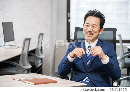 Image of middle-generation presidents and managers 98411655