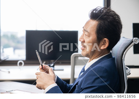 Image of middle-generation presidents and managers 98411656