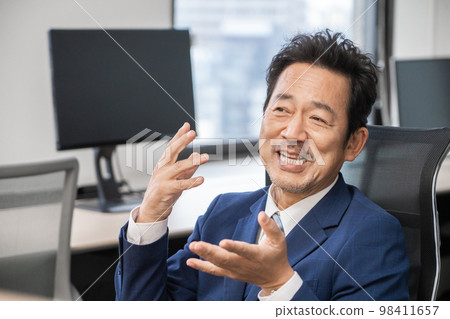 Image of middle-generation presidents and managers 98411657