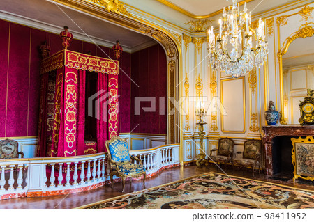 Chambord castle, the largest castle in the Loire Valley. UNESCO world heritage site in France. Chambord castle, the largest castle in the Loire Valley. UNESCO world heritage site in France. 98411952