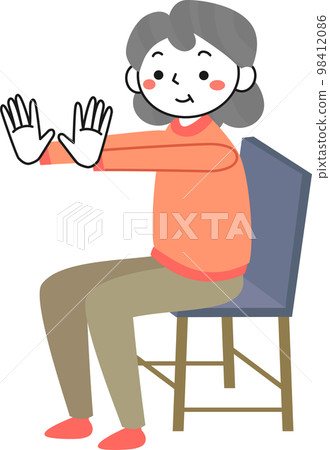 坐在椅子上鍛煉伸展雙臂的高級女性 98412086