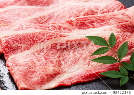 壽喜燒的國產和牛肩腰肉 壽喜燒的國產和牛肩腰肉 98412378
