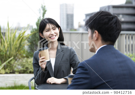 一個穿著西裝聊天的女人 98412716