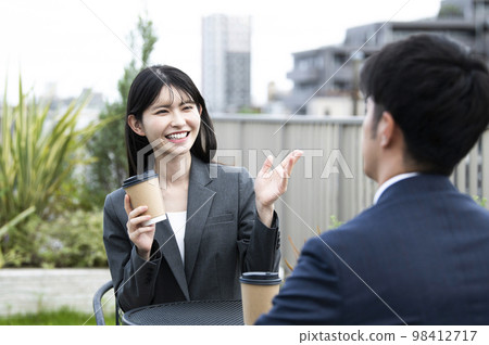 一個穿著西裝聊天的女人 98412717