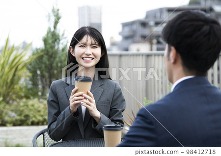 一個穿著西裝聊天的女人 98412718