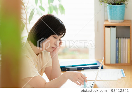 為獲得資格而學習的女性 98412841