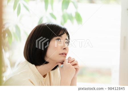 為獲得資格而學習的女性 98412845