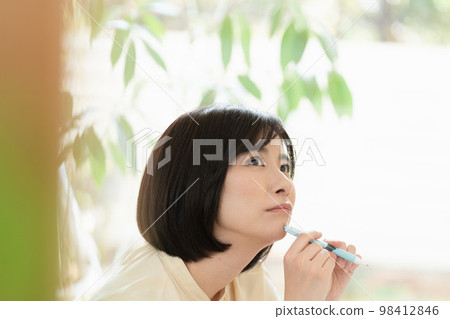 為獲得資格而學習的女性 98412846