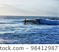 A man who surfs 98412987
