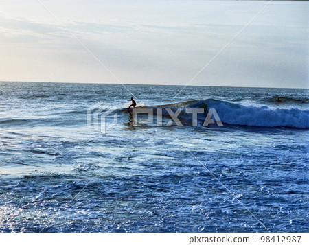 一個衝浪的人 98412987