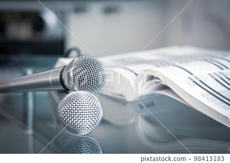 Image of karaoke 98413183