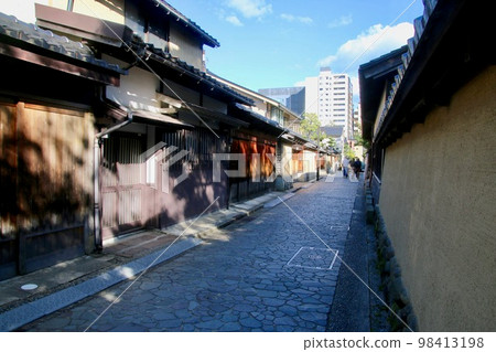 Earthen wall and stone pavement, Nagamachi samurai residence ruins (Kanazawa City, Ishikawa Prefecture) Earthen wall and stone pavement, Nagamachi samurai residence ruins (Kanazawa City, Ishikawa Prefecture) 98413198