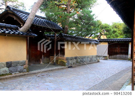 Earthen wall and stone pavement, Nagamachi samurai residence ruins (Kanazawa City, Ishikawa Prefecture) Earthen wall and stone pavement, Nagamachi samurai residence ruins (Kanazawa City, Ishikawa Prefecture) 98413208