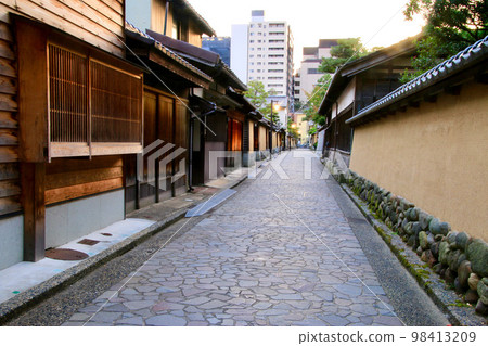 Earthen wall and stone pavement, Nagamachi samurai residence ruins (Kanazawa City, Ishikawa Prefecture) Earthen wall and stone pavement, Nagamachi samurai residence ruins (Kanazawa City, Ishikawa Prefecture) 98413209