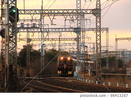 在世界遺產奈良平城宮內行駛的近鐵觀光特快“Ayoyoshi” 98413287