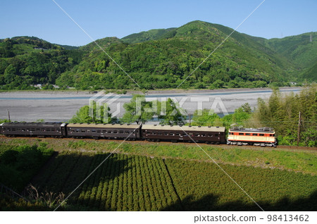 Oigawa Railway Electric locomotive express near Owada tea plantation Oigawa Railway Electric locomotive express near Owada tea plantation 98413462