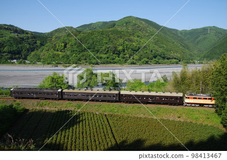 Oigawa Railway Electric locomotive express near Owada tea plantation 98413467