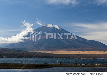View of Mount Fuji from the shores of Lake Yamanaka (Yamanashi Prefecture) 98413508