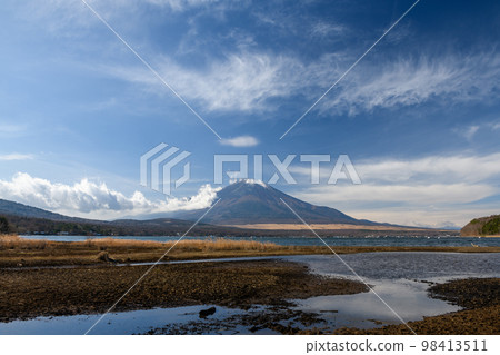 View of Mount Fuji from the shores of Lake Yamanaka (Yamanashi Prefecture) 98413511
