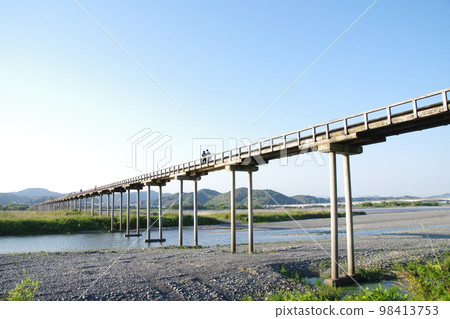 靜岡島田蓬萊橋和藍天 98413753