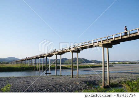 靜岡島田蓬萊橋和藍天 98413754