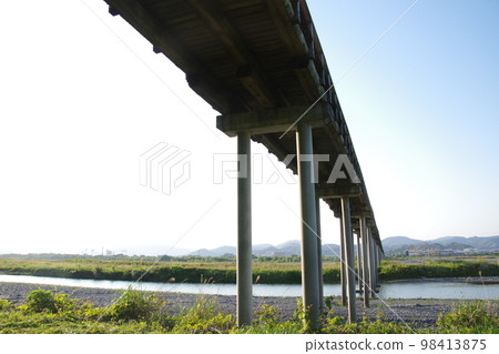 Looking up at Shizuoka Shimada Horai Bridge from the riverbed 98413875