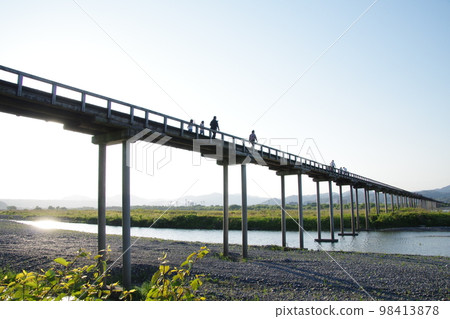Looking up at Shizuoka Shimada Horai Bridge from the riverbed 98413878