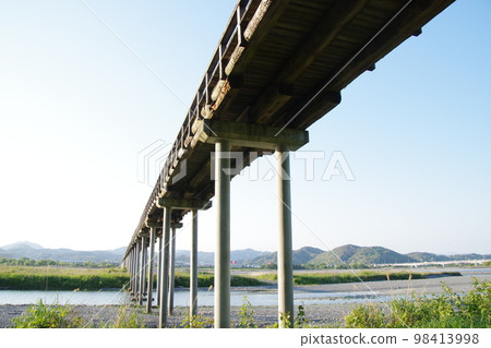 從河床上仰望靜岡島田蓬萊大橋 從河床上仰望靜岡島田蓬萊大橋 98413998