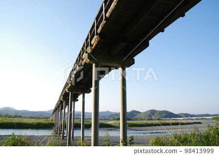 從河床上仰望靜岡島田蓬萊大橋 從河床上仰望靜岡島田蓬萊大橋 98413999