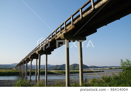 從河床上仰望靜岡島田蓬萊大橋 98414004