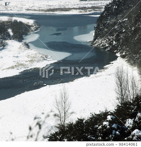 winter riverside 98414061