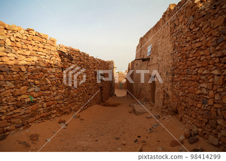 Streets of the Chinguetti old city, Mauritania 98414299